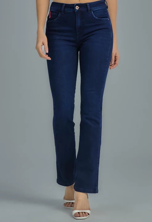Jean levantacola lavado oscuro con bota recta para mujeres
